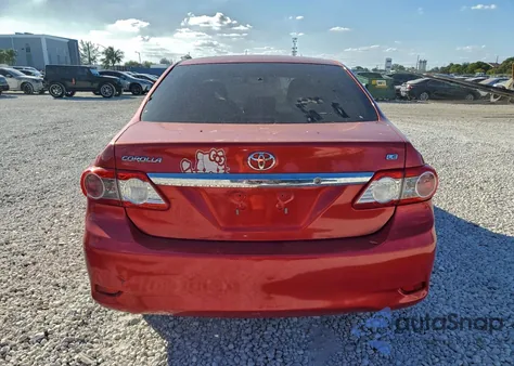 2013 Toyota Corolla Base z USA, uszkodzony, nr VIN 2T1BU4EE2DC993909